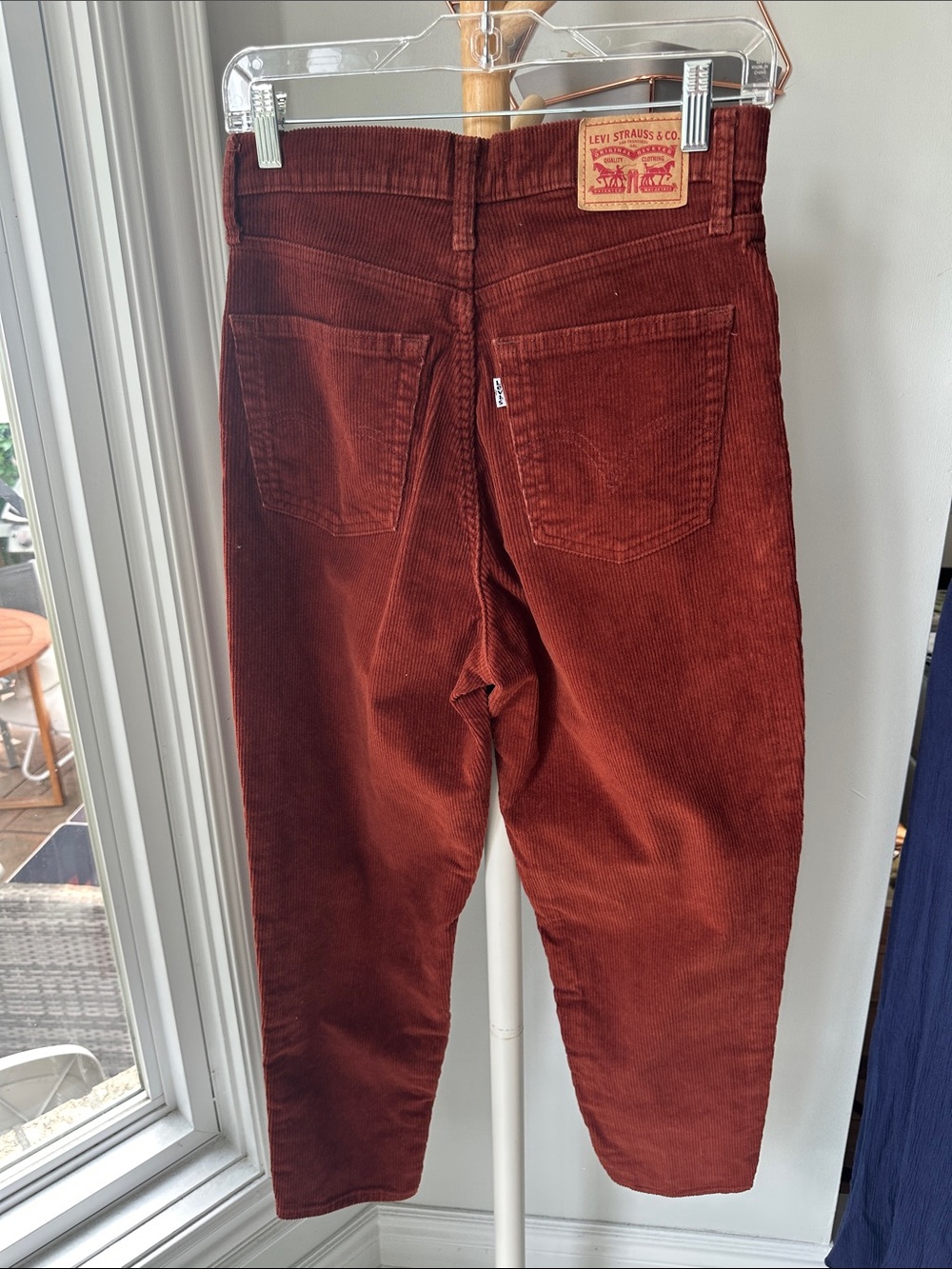 LEVI’S High Rise Mom Jean Rust Red Brown Corduroy Jeans Classic Fall Cords Sz 2